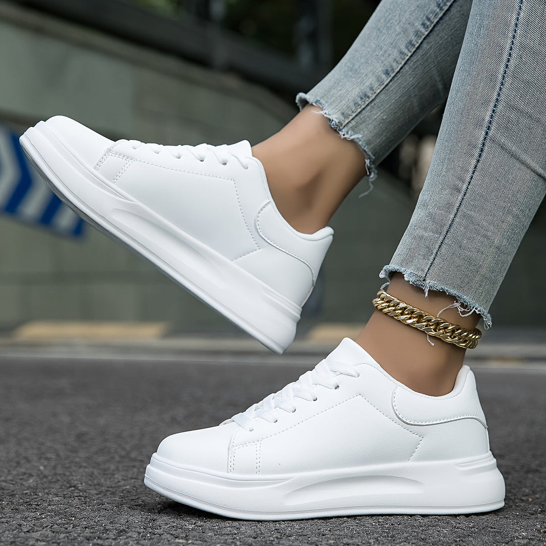 Ortopædiske damesneakers i hvid med åndbart mesh og stødabsorberende sål for komfort og støtte til daglig brug.