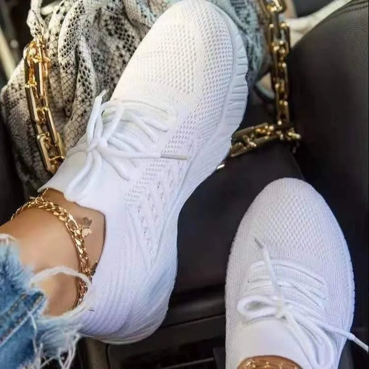 "Ortopædiske damesneakers i hvidt mesh med skridsikker gummisål, designet for komfort og støtte til daglig brug."