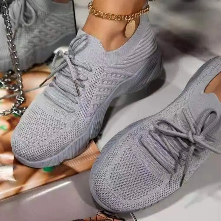 "Ortopædiske damesneakers i hvidt mesh med skridsikker gummisål, designet for komfort og støtte til daglig brug."