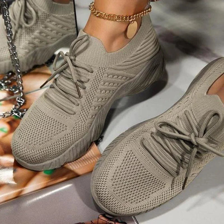 "Ortopædiske damesneakers i hvidt mesh med skridsikker gummisål, designet for komfort og støtte til daglig brug."