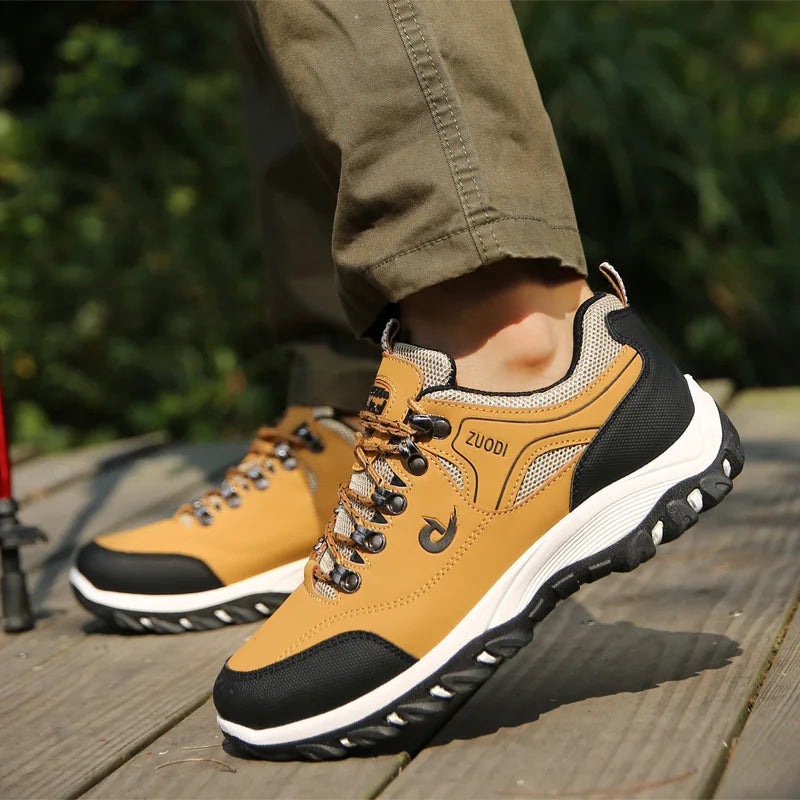 "Ortopædiske herresneakers i grå og hvid med åndbar mesh, avanceret svangstøtte og komfortabel pasform."