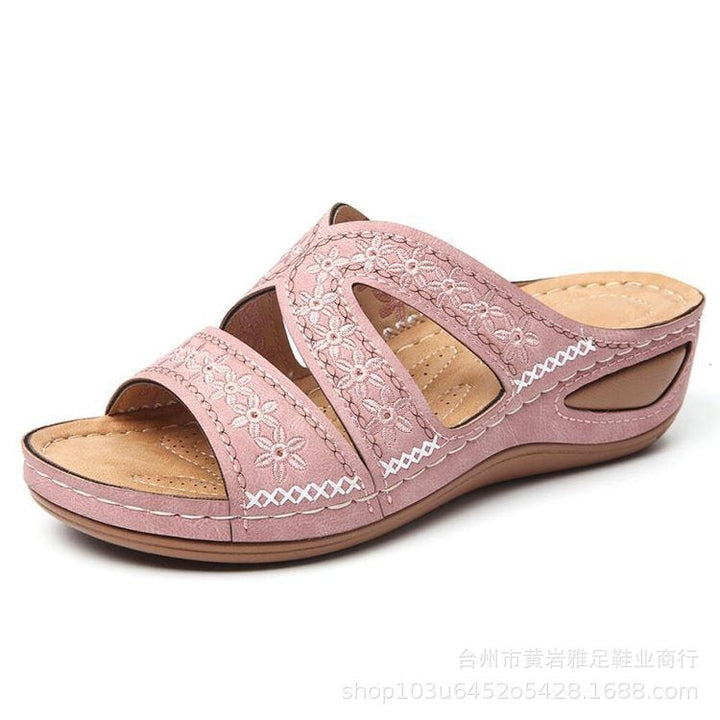 "Ortopædiske Maria sandaler med bred 4 cm hæl, gel-fyldte såler, elegante og åndbare for optimal komfort og støtte."