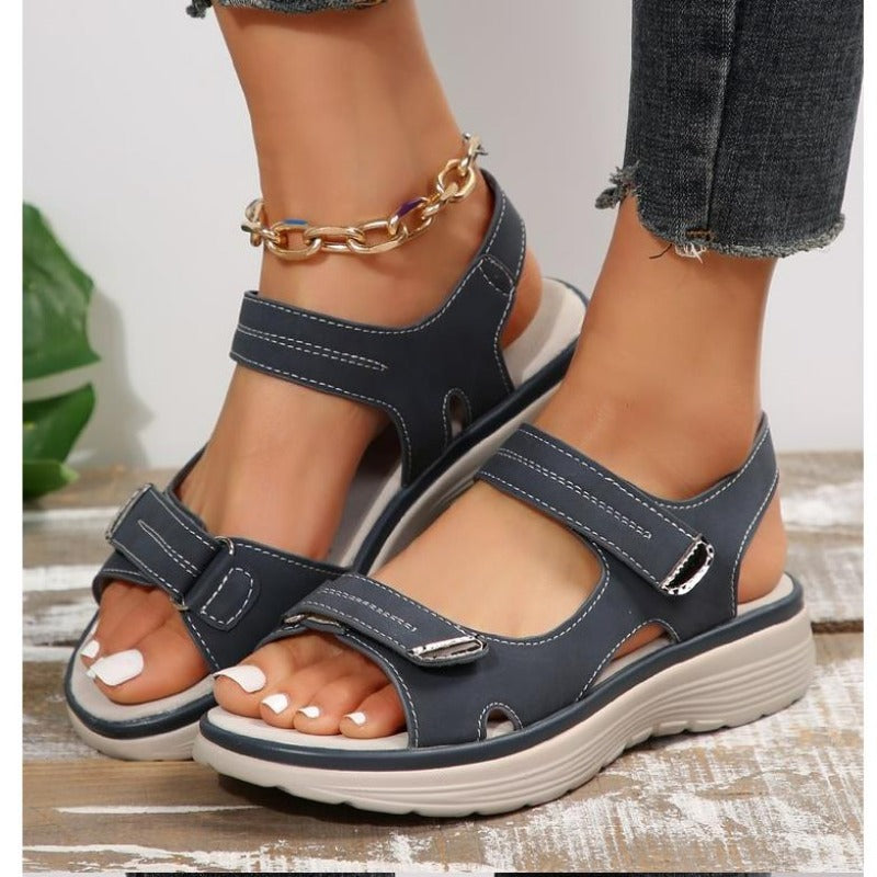 "Ortopædiske sandaler med ergonomisk design, bred tåboks og svangstøtte, perfektioneret for maksimal komfort og stabilitet."