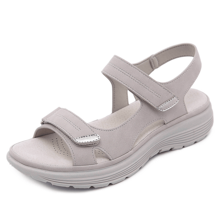 "Ortopædiske sandaler med ergonomisk design, bred tåboks og svangstøtte, perfektioneret for maksimal komfort og stabilitet."