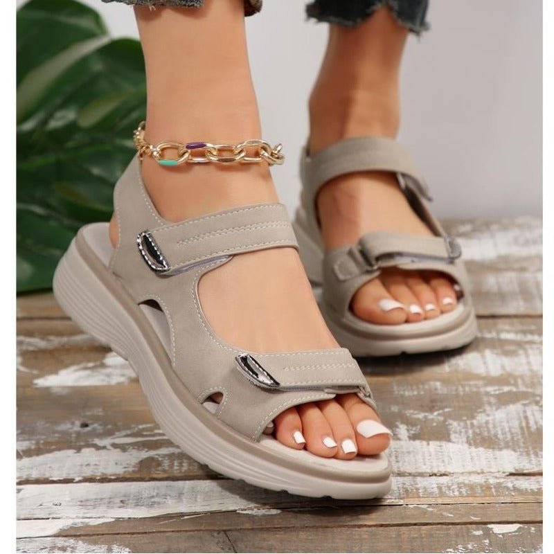"Ortopædiske sandaler med ergonomisk design, bred tåboks og svangstøtte, perfektioneret for maksimal komfort og stabilitet."