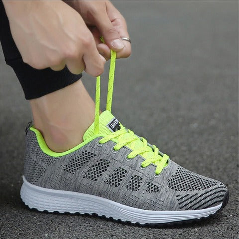 "Ortopædiske sneakers med 4 cm hælstøtte, åndbare materialer, ideelle til sport og daglig brug, hvid og grå design"