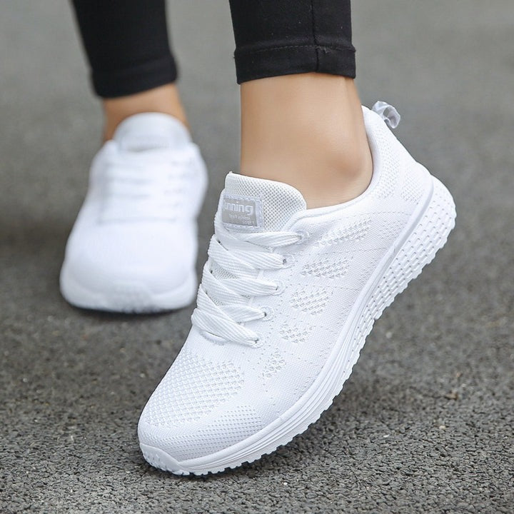 "Ortopædiske sneakers med 4 cm hælstøtte, åndbare materialer, ideelle til sport og daglig brug, hvid og grå design"