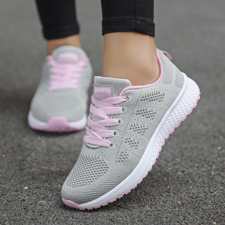 "Ortopædiske sneakers med 4 cm hælstøtte, åndbare materialer, ideelle til sport og daglig brug, hvid og grå design"