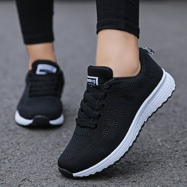 "Ortopædiske sneakers med 4 cm hælstøtte, åndbare materialer, ideelle til sport og daglig brug, hvid og grå design"