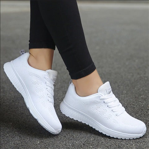 "Ortopædiske sneakers med 4 cm hælstøtte, åndbare materialer, ideelle til sport og daglig brug, hvid og grå design"