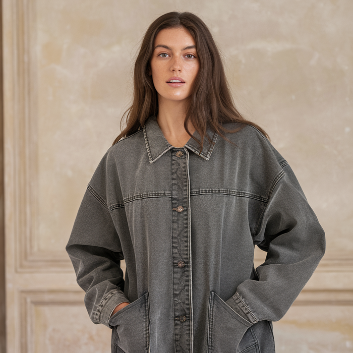 "Overdimensioneret blå denimjakke med klassisk krave, brede lommer og buede kanter i moderne vintage-stil for kvinder."