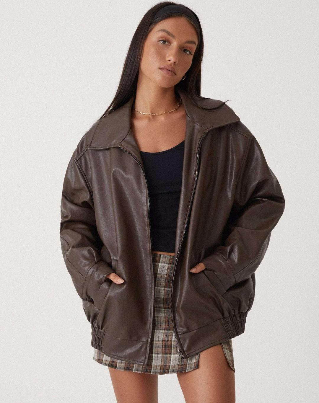 Oversized brun bomberjakke til kvinder, perfekt til trendy urban streetstyle og hverdagsbrug.