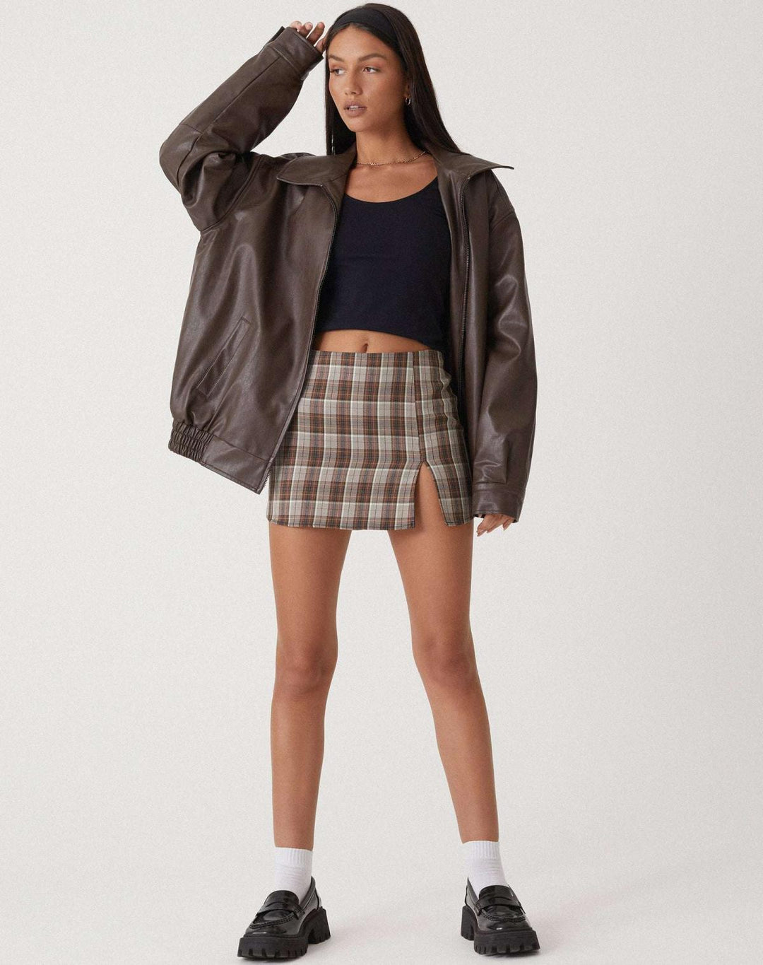 Stilfuld sort oversized bomberjakke til kvinder, ideel til en moderne og afslappet streetstyle.