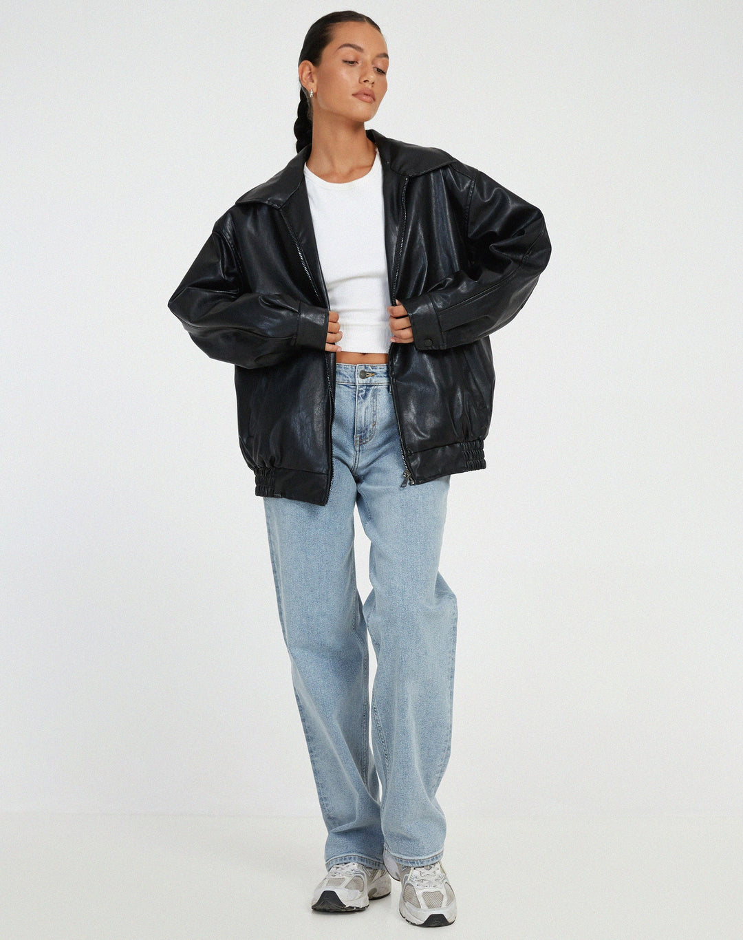 Moderne oversized kvindebomberjakke med afslappet snit, perfekt til et stilfuldt hverdagslook.