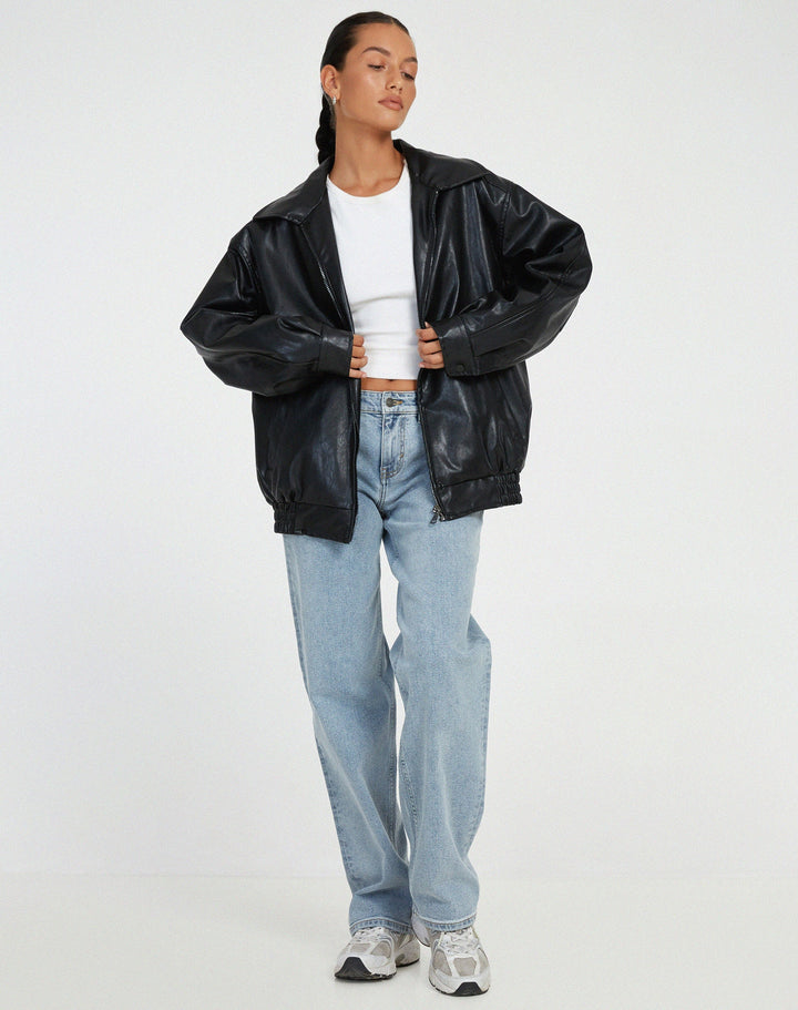 Moderne oversized kvindebomberjakke med afslappet snit, perfekt til et stilfuldt hverdagslook.