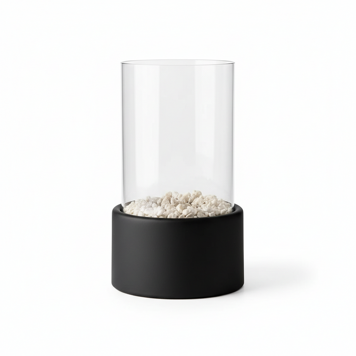 Røgfri bordpejs i elegant glasdesign. Skaber hyggelig atmosfære indendørs og udendørs med ægte flamme.
