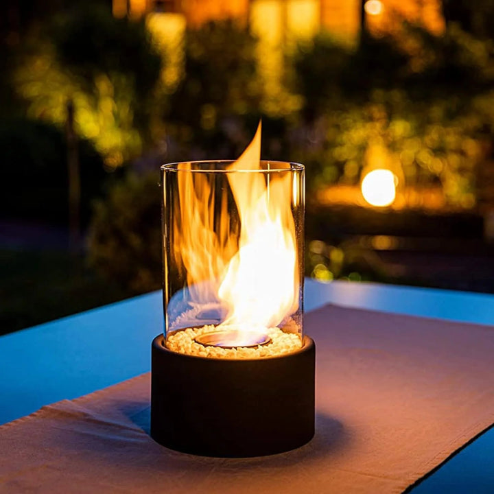 Stilren røgfri glas bordpejs; perfekt til boligindretning og hygge i stuen. Giver varme og stemning.
