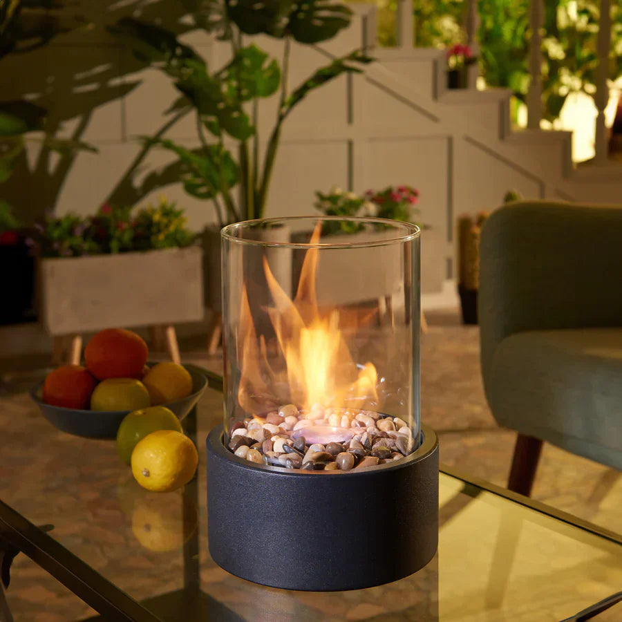 Moderne biopejs i glas til udendørs brug på terrasse eller altan. Nyd røgfri varme og hygge under åben himmel.