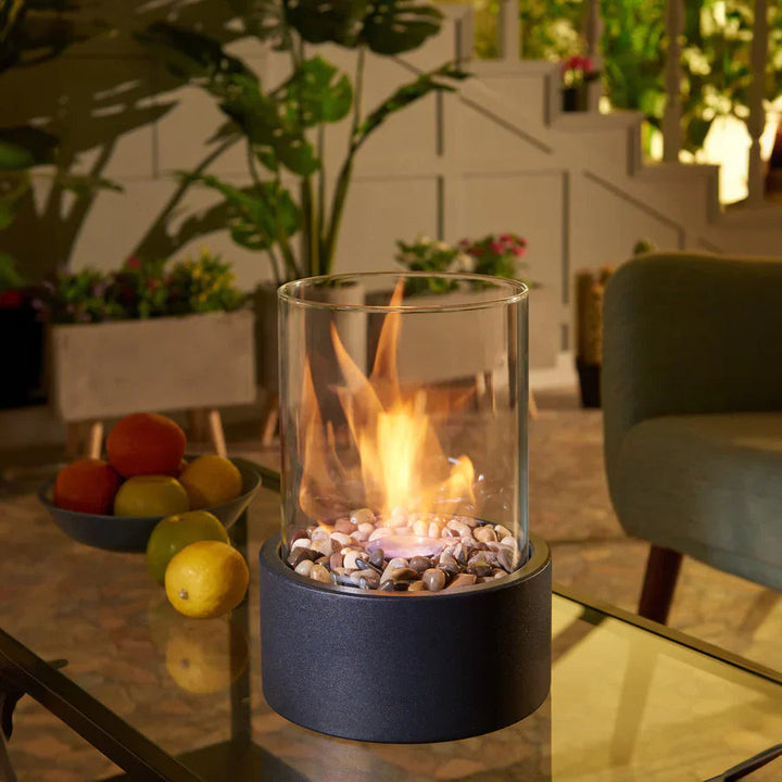 Moderne biopejs i glas til udendørs brug på terrasse eller altan. Nyd røgfri varme og hygge under åben himmel.