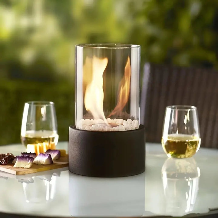 Elegant borddekoration: røgfri glas bordpejs. Tilføjer et strejf af luksus og varme til dit hjem eller have.