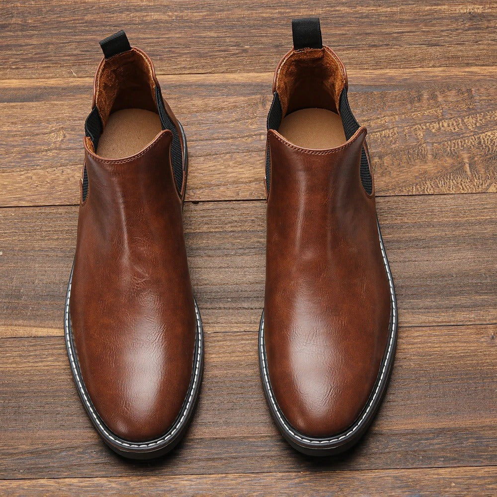 "Retro Chelsea-støvler til mænd, brun læder, slip-on design, polstrede indersåler, gummisåler for optimal komfort."