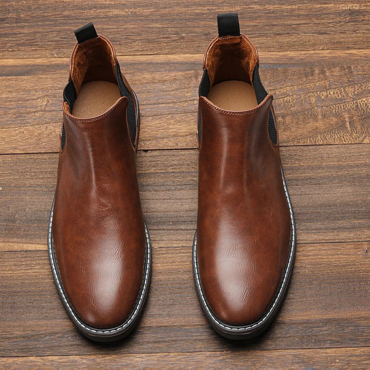 "Retro Chelsea-støvler til mænd, brun læder, slip-on design, polstrede indersåler, gummisåler for optimal komfort."