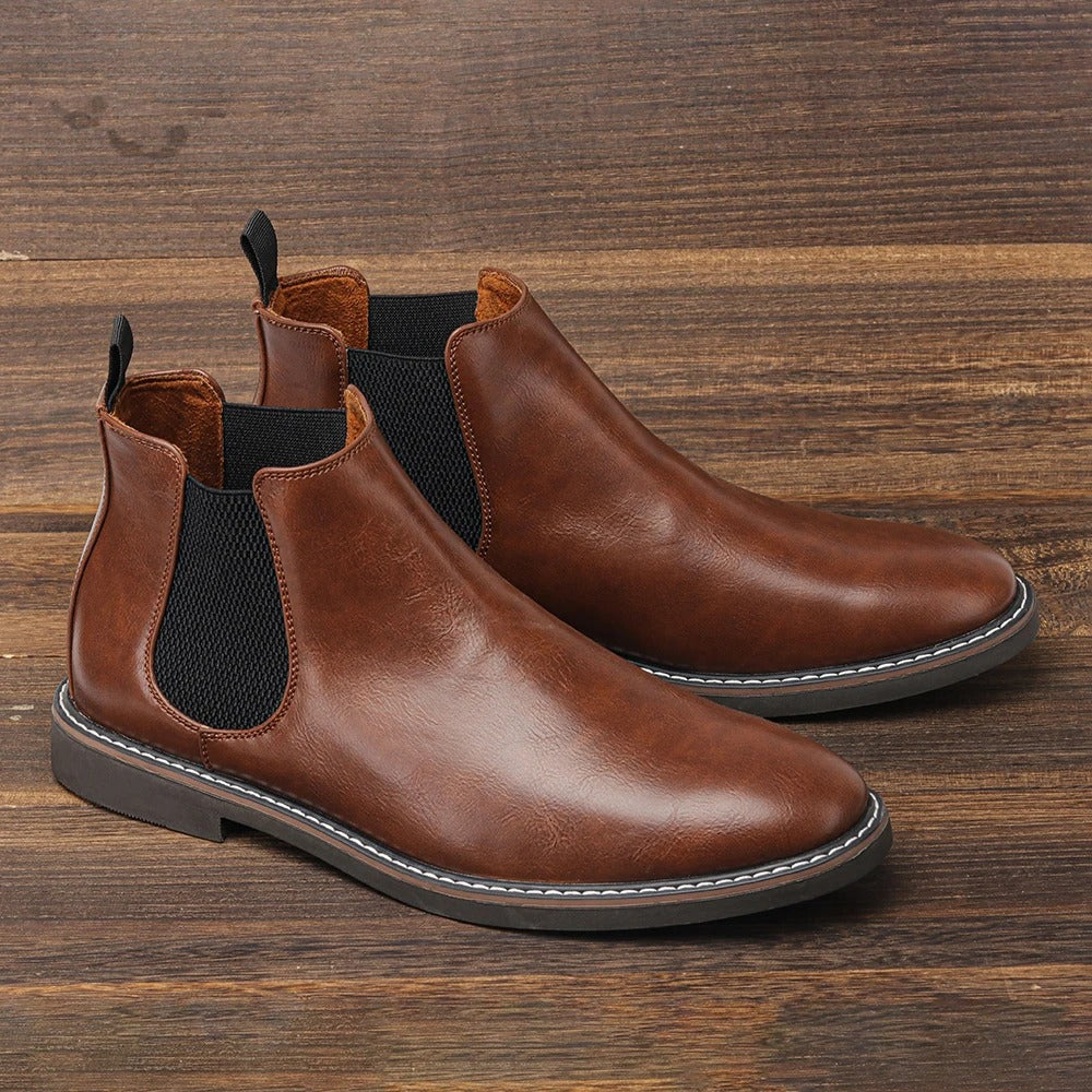 "Retro Chelsea-støvler til mænd, brun læder, slip-on design, polstrede indersåler, gummisåler for optimal komfort."