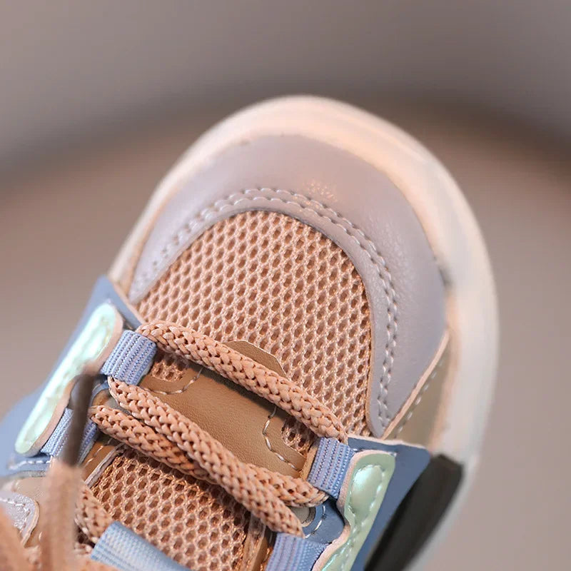 Grå Rilo letvægts sportssko til børn. Åndbare børnesneakers med skridsikker sål, perfekt til aktive dage.