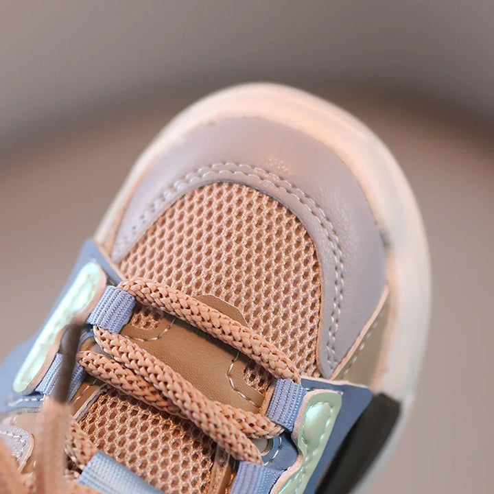 Grå Rilo letvægts sportssko til børn. Åndbare børnesneakers med skridsikker sål, perfekt til aktive dage.