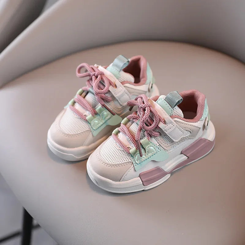 Lyserøde Rilo børnesneakers; åndbare og letvægts fritidssko. Skridsikre unisex sko designet til leg og komfort.