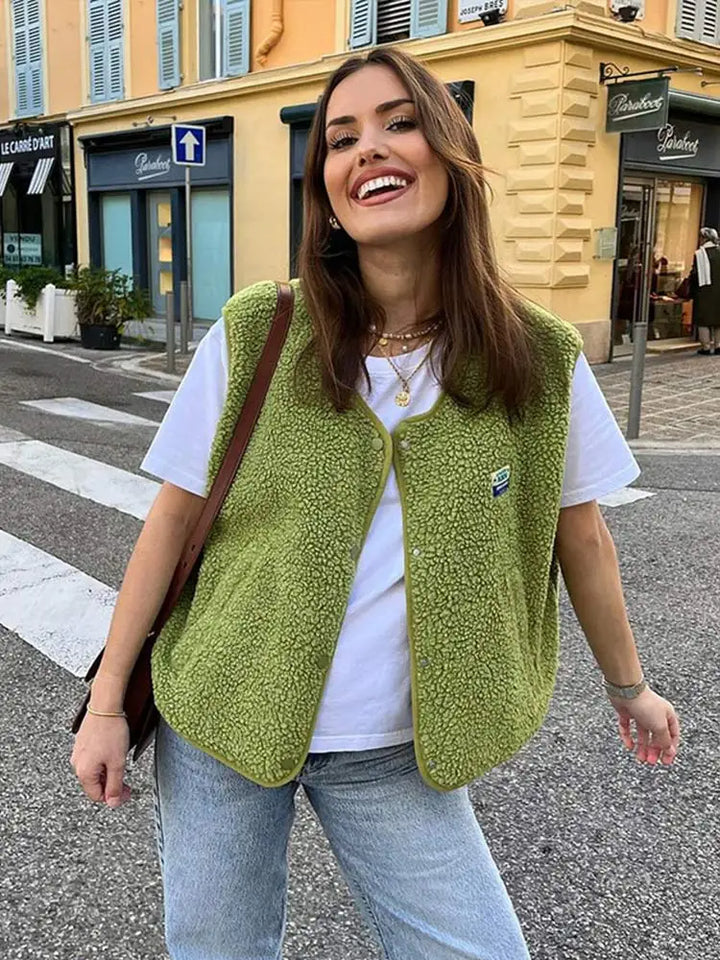 "Rolla fleece vest i blødt, hvidt sherpa-stof med en åben front og oversized design, perfekt til lag-på-lag styling."
