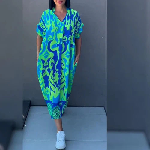 "Romantisk blomstret kjole med delikat blomsterprint og flydende silhuet, ideel til elegante og festlige anledninger."