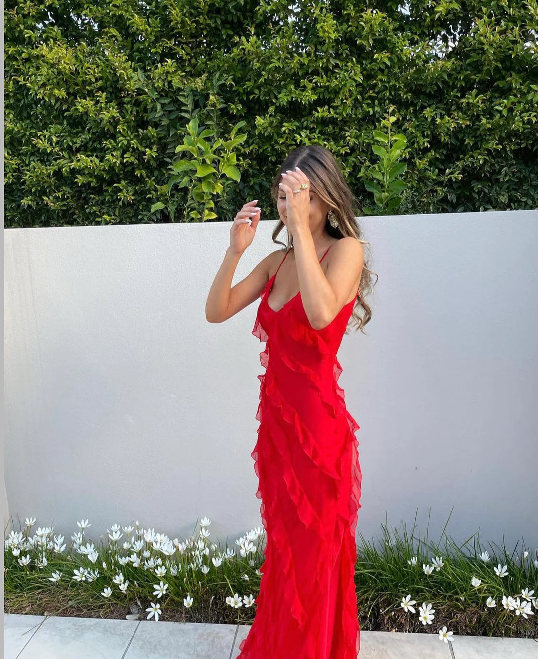 Sommer flæsekjole. Let og elegant sort kjole med romantiske flæser, ideel til sommerfester.