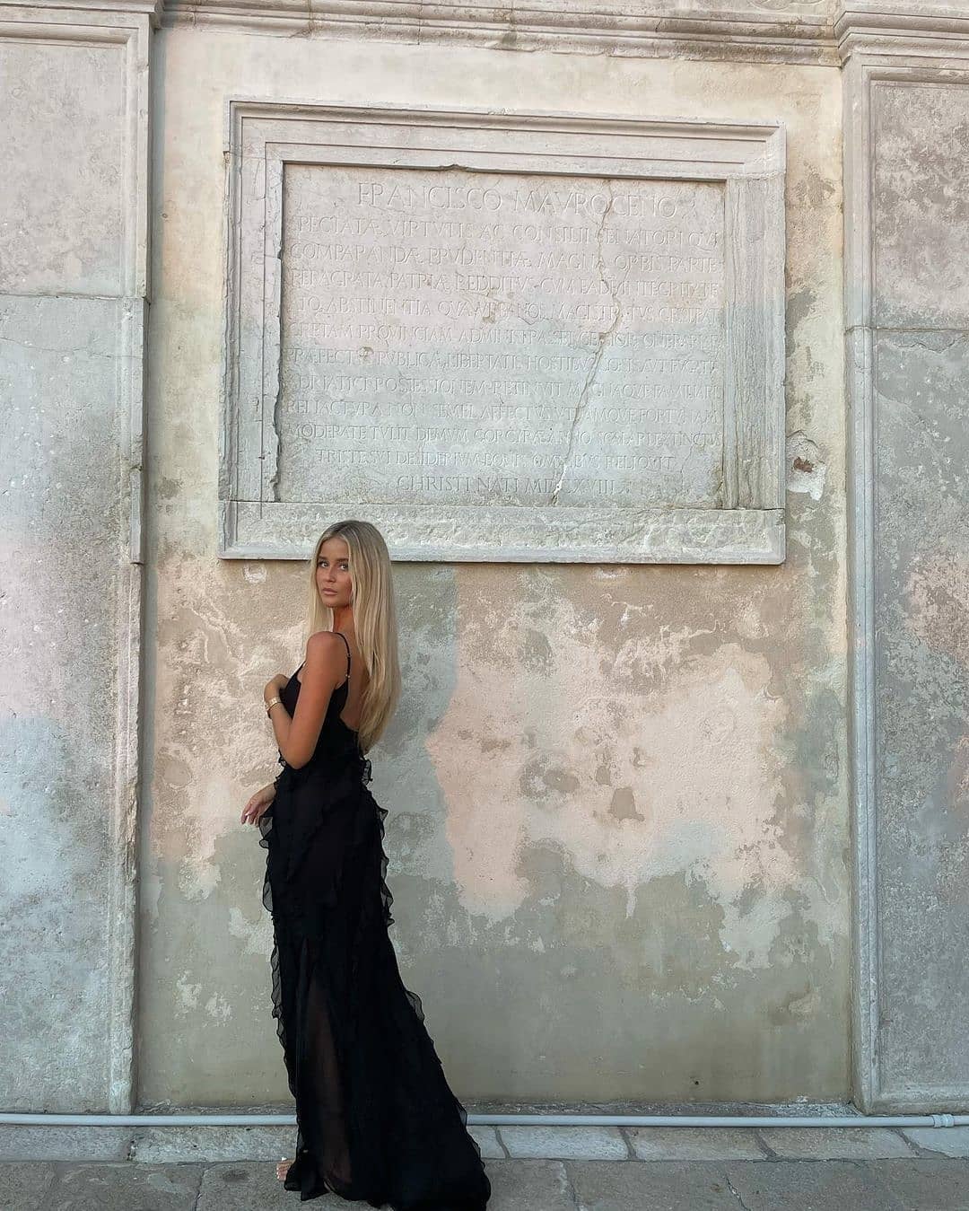 Fashionabel flæsekjole. Moderne og elegant design med romantiske flæser, perfekt til damer.