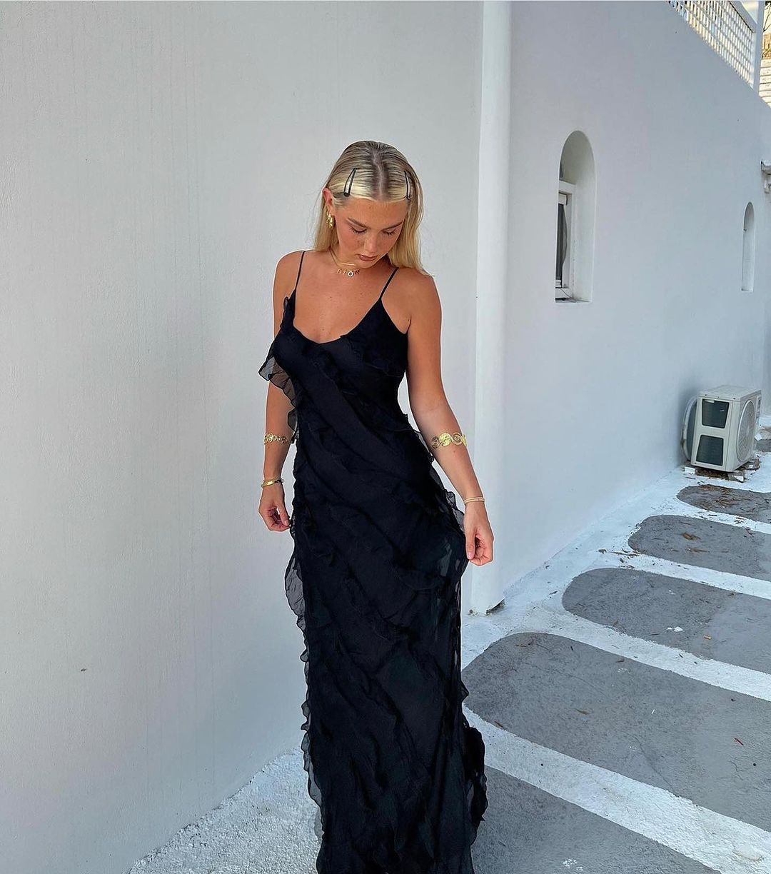 Lang sommer flæsekjole. Let og feminin kjole med elegante flæser, ideel til varme dage og aftenbrug.