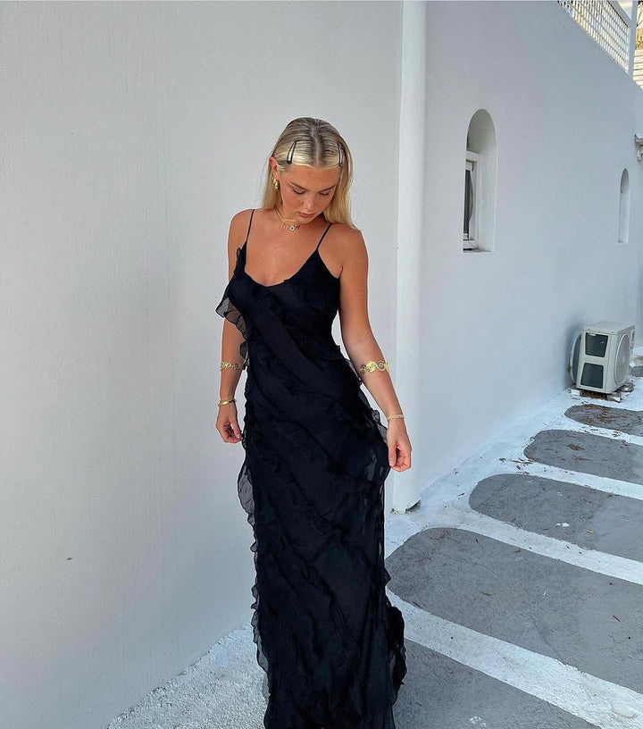 Lang sommer flæsekjole. Let og feminin kjole med elegante flæser, ideel til varme dage og aftenbrug.