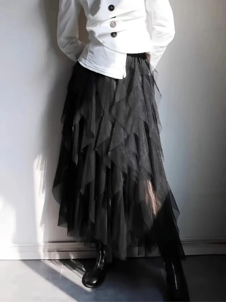 Elegant højtaljet midinederdel til kvinder med unikt asymmetrisk snit og lag-på-lag design. Ideel til fest.