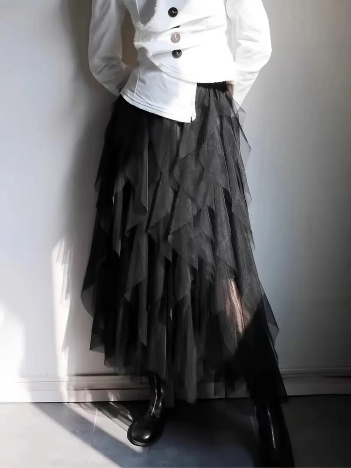 Elegant højtaljet midinederdel til kvinder med unikt asymmetrisk snit og lag-på-lag design. Ideel til fest.