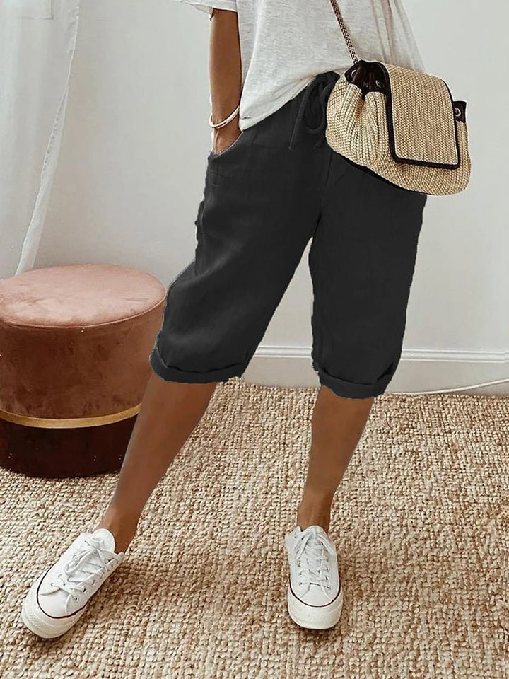 Rosa bomuldsshorts til kvinder med elastisk talje, justerbare snore og sidelommer, lavet af let bomuldsblanding.