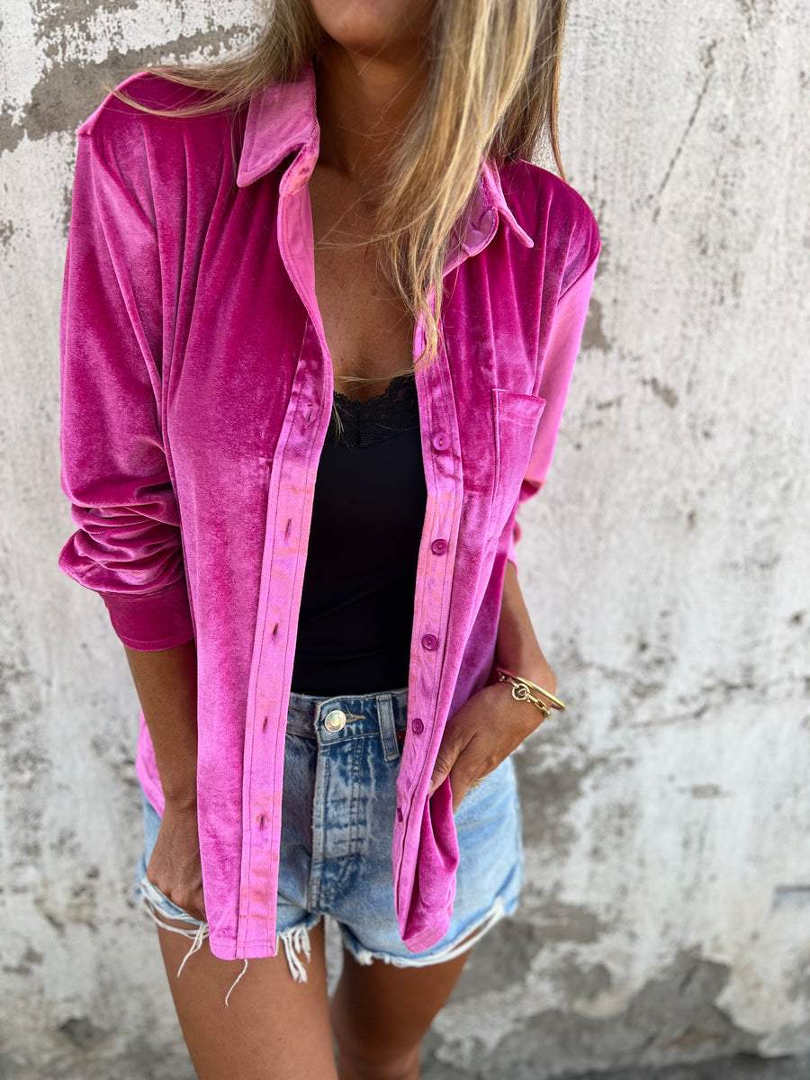 "Rummelig, oversized skjorte i klassisk button-down stil med praktisk brystlomme, ideel til lag-på-lag outfits."