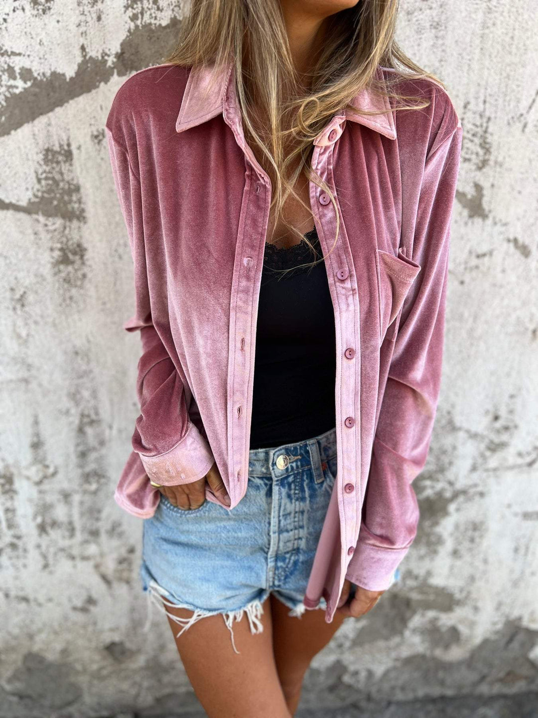 "Rummelig, oversized skjorte i klassisk button-down stil med praktisk brystlomme, ideel til lag-på-lag outfits."