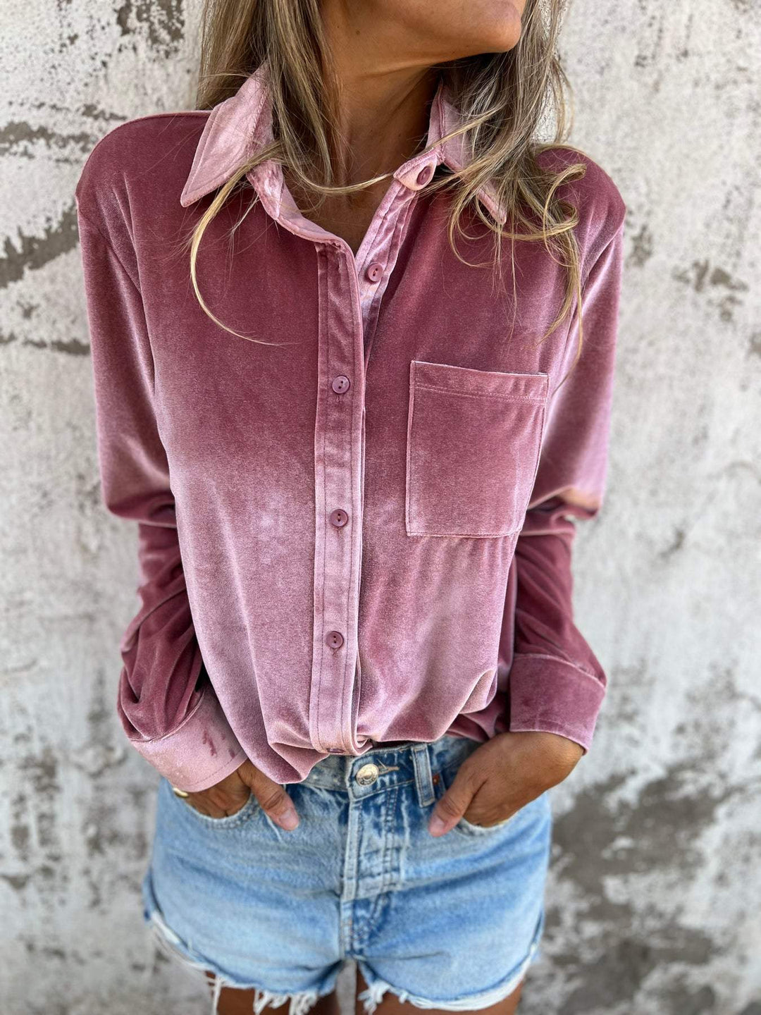 "Rummelig, oversized skjorte i klassisk button-down stil med praktisk brystlomme, ideel til lag-på-lag outfits."