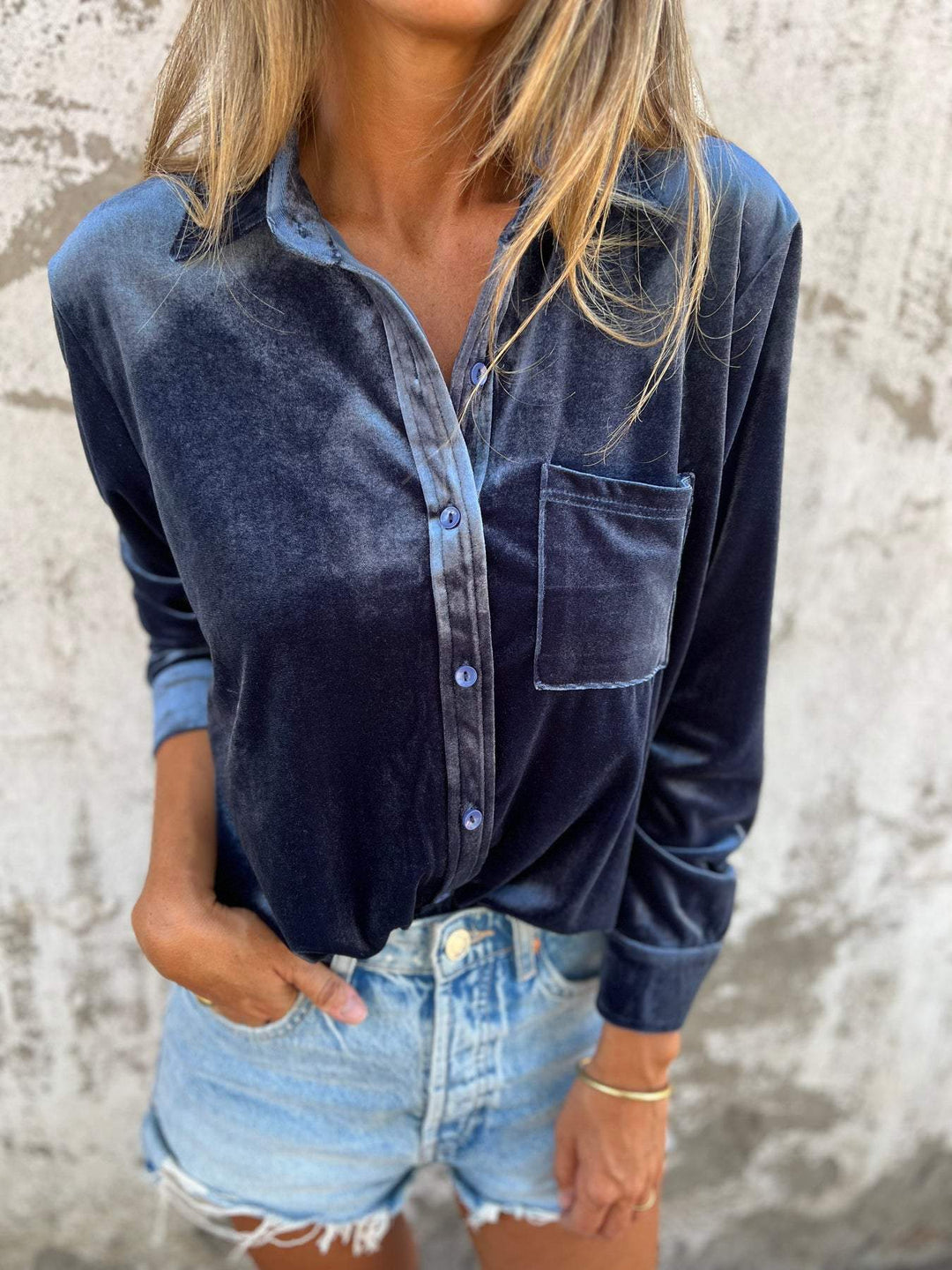 "Rummelig, oversized skjorte i klassisk button-down stil med praktisk brystlomme, ideel til lag-på-lag outfits."