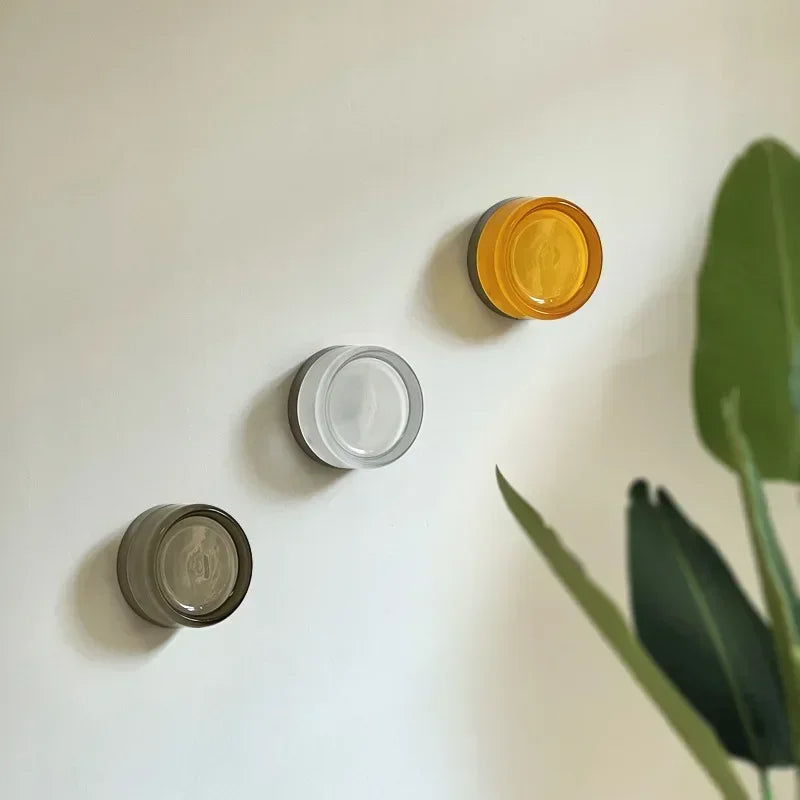 Rund metal væglampe, robust design for moderne industriel stil.