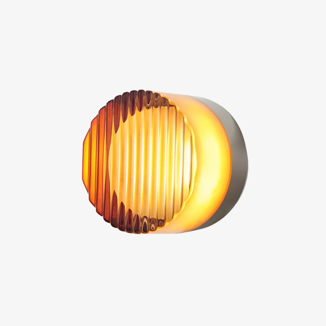 Rund designlampe til væg, kombinerer æstetik og praktisk belysning.