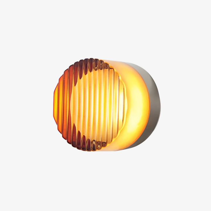 Rund designlampe til væg, kombinerer æstetik og praktisk belysning.
