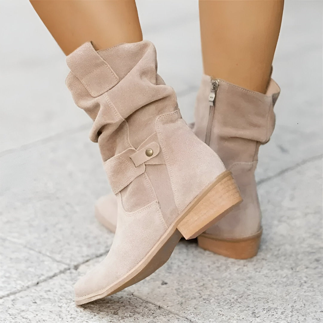 Støvler med rynket design, lav hæl i beige, sort, brun, khaki. Ideelle til daglig komfort og stil.