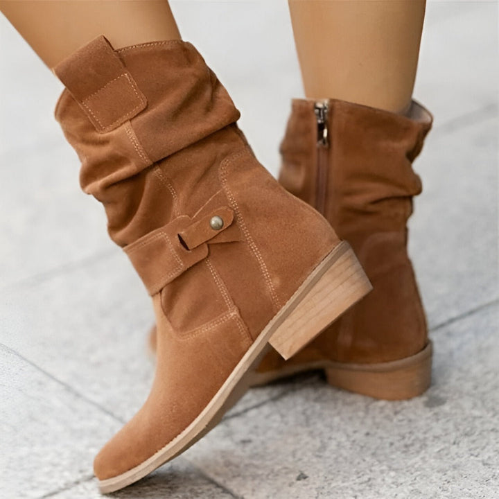Støvler med rynket design, lav hæl i beige, sort, brun, khaki. Ideelle til daglig komfort og stil.