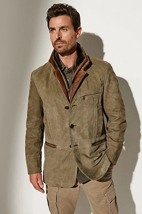 "Ruskindsjakke til mænd i elegant design med klassisk pasform, knaplukning, notch lapel og læderdetaljer."