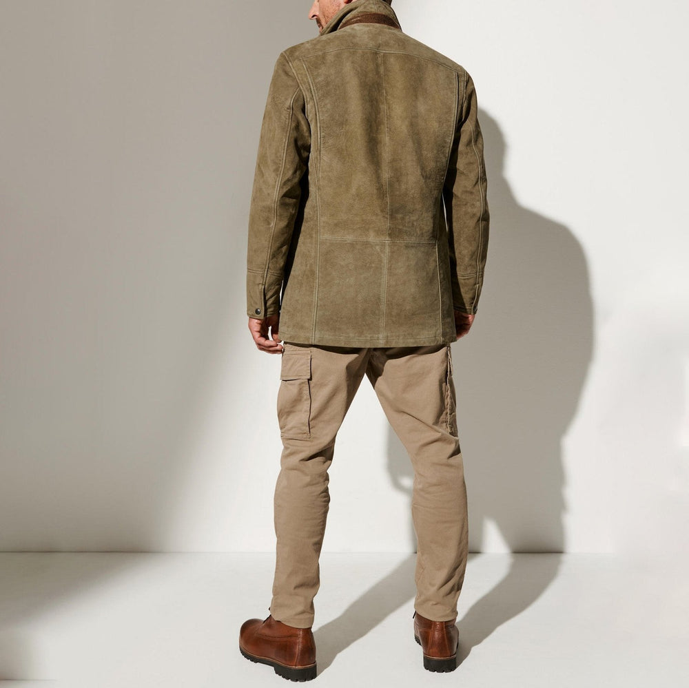 "Ruskindsjakke til mænd i elegant design med klassisk pasform, knaplukning, notch lapel og læderdetaljer."